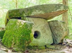 Под Туапсе неизвестные украли древнейший дольмен 