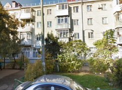  Краснодарцы пожаловались на аварийное состояние многоэтажки и детской поликлиники 