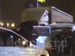 Патрульный автомобиль с задержанным не поделил дорогу с грузовиком в Краснодаре