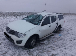 Заснеженная дорога на Кубани обернулась опрокидыванием авто и травмами двоих человек
