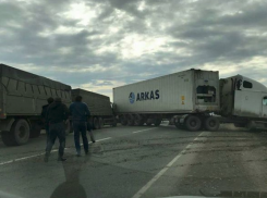 Фура после столкновения с «КамАЗом» перекрыла трассу под Краснодаром 