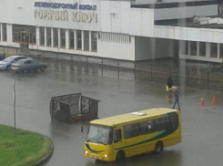 В Горячем Ключе ураганный ветер снес автобусную остановку