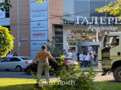 Полуголый краснодарец пустился в пляс в центре города