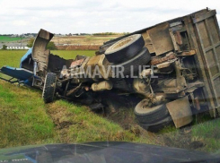 Под Новокубанском перевернулся большегруз со щебнем 