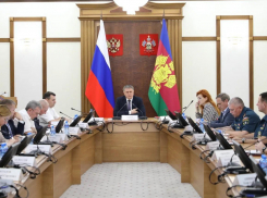 Матросы-спасатели следят за безопасностью на пляжах Кубани в курортный сезон
