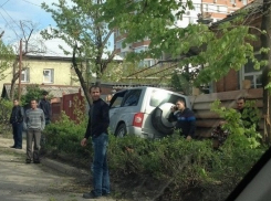 В Краснодаре на Северной с дороги слетел автомобиль 