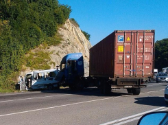 В Новороссийске в автобус с детьми врезался длинномер