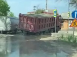  Перегруженная машина провалилась в Краснодаре и раздавила канализационную трубу 