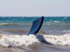 В Геленджике туриста на матрасе унесло в открытое море 