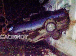 ВАЗ на полном ходу врезался в жилой дом на Кубани