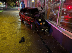 Водитель впечатал «Ладу» в магазин продуктов на Кубани: фото 