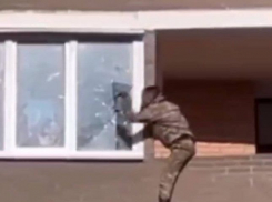 Краснодарец с ножом полез в квартиру через балкон на 11 этаже к жене и детям