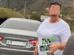 «Плюнули в лицо, попытались вырвать телефон, ударила в глаз»: краснодарцы о поведении туристок на отдыхе