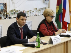  Жители Старокорсунской попросили Первышова сделать новые дороги и уличное освещение 