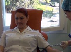 Сочинские полицейские сдали кровь для женщины, попавшей под машину