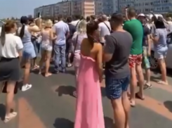 Краснодарцы вышли на стихийный митинг к ТЦ «Любимово» из-за отключения света