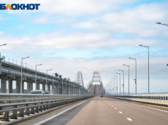 Сотни машин застряли в очереди на Крымский мост у Тамани