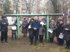 Краснодарцы протестуют против строительства магазина на детской площадке