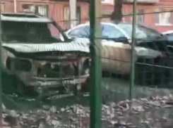  В Краснодаре на парковке жилого дома сгорел внедорожник 