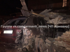 Под Армавиром пьяный водитель на BMW влетел в кирпичный гараж