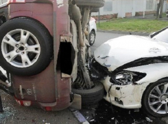 В Краснодаре «Тойота» устроила массовое ДТП и перевернулась 