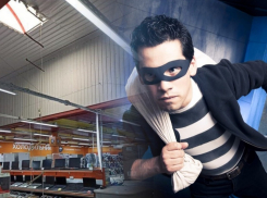 Крышесносное ограбление: в Темрюке воры вынесли из магазина два ноутбука через дырку в потолке