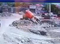 Грузовик рухнул в яму на стройке в Геленджике