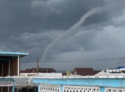 В станице Голубицкой сняли на видео смерч в Азовском море
