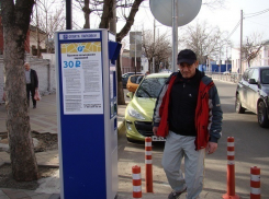 В Краснодаре водителей приучают к платным парковкам, как «котят к горшку»