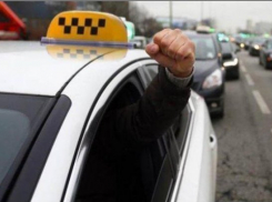  Двое пьяных парней в Краснодаре стащили из магазина водку, консервы и колбасу