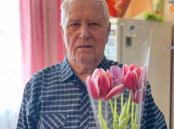 Андрей Анашкин поздравил с юбилеем изобретателя, проживающего в его округе 