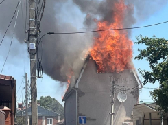 Клубы черного дыма напугали краснодарцев: крупный пожар произошел в жилом доме на улице Новая 
