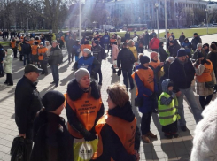  Более 200 дольщиков ЖК «Кино» собрались у здания администрации Кубани 