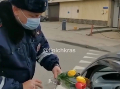 Для милых дам: чиновники и полицейские дарят цветы женщинам на улицах Краснодара