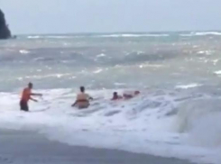 Тело вытащенного из моря утопленника пролежало три часа на пляже в Новомихайловском