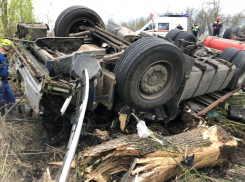 Под Краснодаром перевернулась фура с пивом