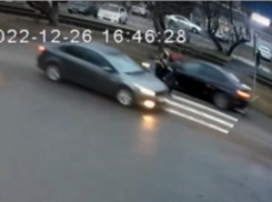 В Краснодаре BMW сбил на зебре двух детей: видео