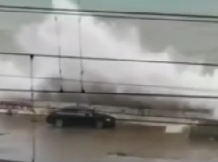 «Да здравствует ржавая трухля»: сочинцы, рискуя, моют машины под морской волной, зато бесплатно