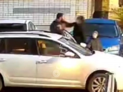 Видео кулачного боя водителя и пешехода в Краснодаре попало к СК 