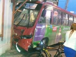 В Краснодаре маршрутка с людьми протаранила шашлычную