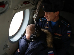 Семилетнему краснодарцу устроили полет на военном вертолете