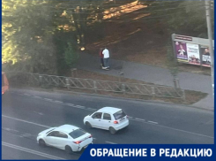 «Хотите трагедии?»: подростки втроем оседлали самокат и рассекают по Краснодару 