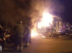 В Сочи загорелись три автомобиля: пламя перекинулось с грузовика