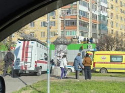 В Краснодаре 24-летняя девушка погибла при падении с многоэтажки