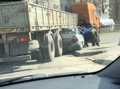 В Краснодаре «КамАЗ» раздавил иномарку