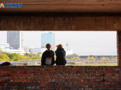 В Краснодарском крае 16-летняя студентка выпала с недостроя после гибели матери