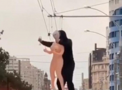 Мужчина с куклой из секс-шопа проехал на крыше лимузина по улицам Краснодара 