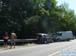 В Краснодарском крае легковушка столкнулась с двумя грузовыми автомобилями