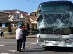 В результате ДТП с туристическим автобусом на Кубани пострадали 26 человек