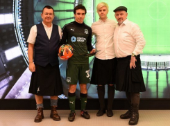  Гости из Ирландии подарили игроку «Краснодара» памятные подарки 